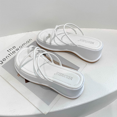 Μοντέρνες γυναικείες παντόφλες από οικολογικό δέρμα με πλατφόρμα 5,5 cm