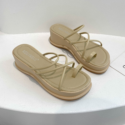 Μοντέρνες γυναικείες παντόφλες από οικολογικό δέρμα με πλατφόρμα 5,5 cm