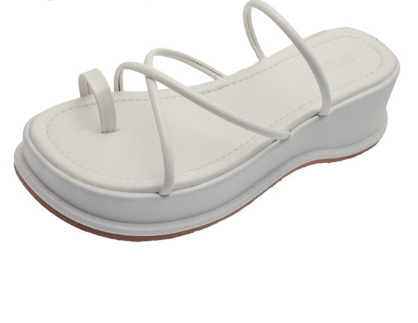 Μοντέρνες γυναικείες παντόφλες από οικολογικό δέρμα με πλατφόρμα 5,5 cm