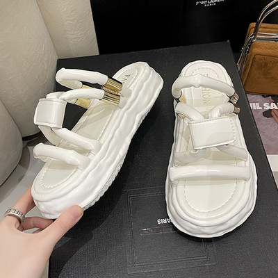 Γυναικείες έκο δερμάτινες παντόφλες με μεταλλικό στοιχείο και ψηλή σόλα 3 cm