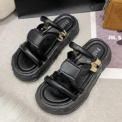 Γυναικείες έκο δερμάτινες παντόφλες με μεταλλικό στοιχείο και ψηλή σόλα 3 cm