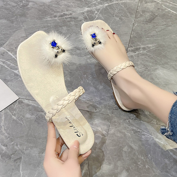 Ženske papuče s ukrasom i puhom
