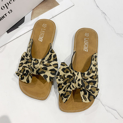 Ženske papuče s ravnim potplatom i trakom pogodne za svakodnevnu upotrebu