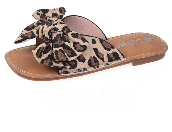 Ženske papuče s ravnim potplatom i trakom pogodne za svakodnevnu upotrebu