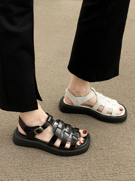 Ежедневни сандали с равна подметка и катарама от еко кожа 