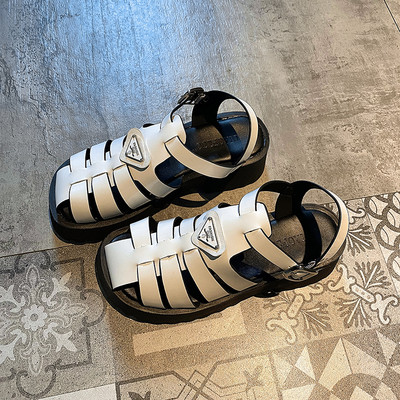 Дамски затворени сандали с метално закопчаване