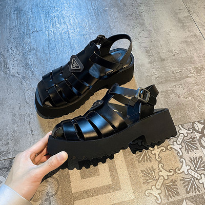 Дамски затворени сандали с метално закопчаване