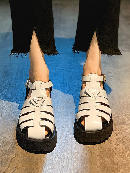 Дамски затворени сандали с метално закопчаване 