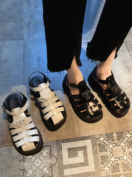 Дамски затворени сандали с метално закопчаване 