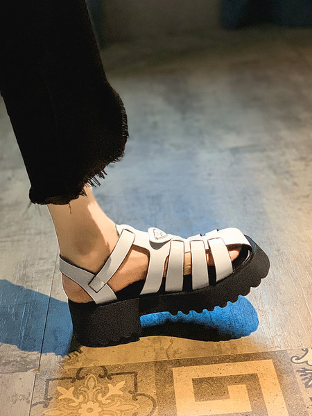 Дамски затворени сандали с метално закопчаване 