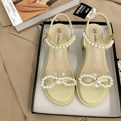 Μοντέρνα σανδάλια με χοντρό τετράγωνο τακούνι και διακόσμηση με πέρλες