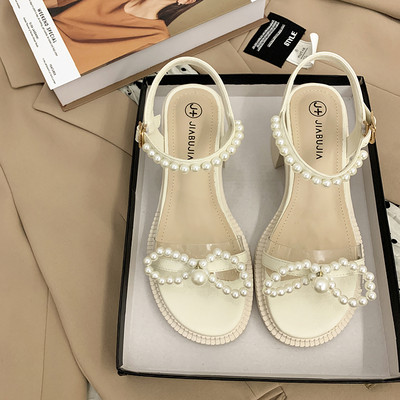 Μοντέρνα σανδάλια με χοντρό τετράγωνο τακούνι και διακόσμηση με πέρλες