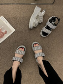 Ženske sandale s visokom platformom 6 cm, kopčom i ukrasnim kamenčićima