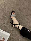 Μοντέρνα γυναικεία σανδάλια με πέτρες σε δύο χρώματα 