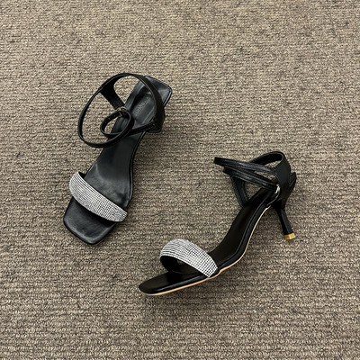 Μοντέρνα γυναικεία σανδάλια με πέτρες σε δύο χρώματα 