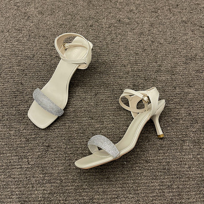 Μοντέρνα γυναικεία σανδάλια με πέτρες σε δύο χρώματα 