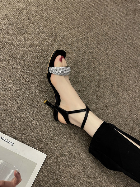 Μοντέρνα γυναικεία σανδάλια με πέτρες σε δύο χρώματα 