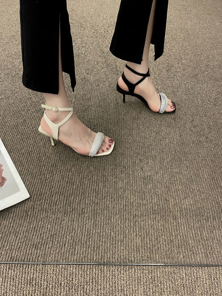 Μοντέρνα γυναικεία σανδάλια με πέτρες σε δύο χρώματα 