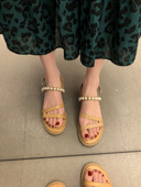 Dekoratiivpärlitega naiste sandaalid