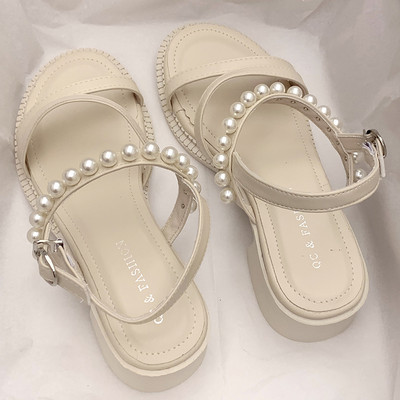 Dekoratiivpärlitega naiste sandaalid
