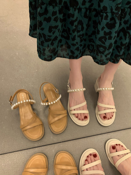 Dekoratiivpärlitega naiste sandaalid