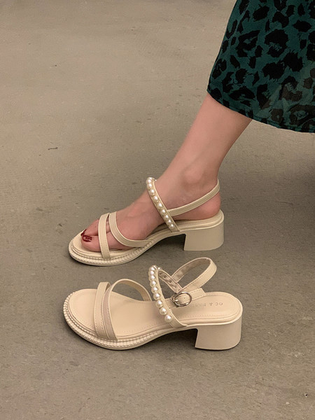 Dekoratiivpärlitega naiste sandaalid