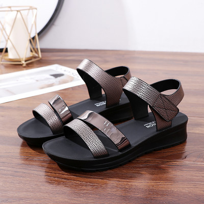 Γυναικεία casual πέδιλα δύο μοντέλων με φλατ σόλα