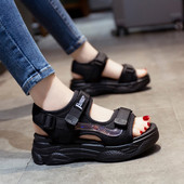 Ženske sandale s tekstilnim remenima i kopčanjem na čičak