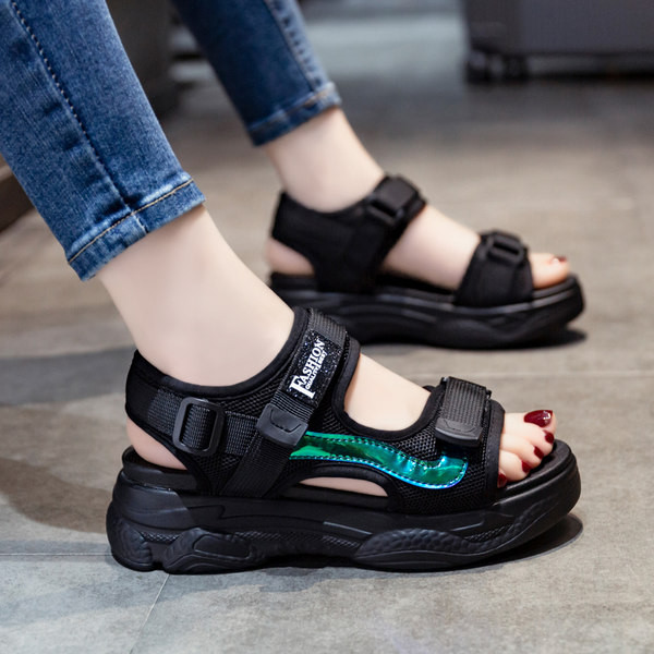 Ženske sandale s tekstilnim remenima i kopčanjem na čičak