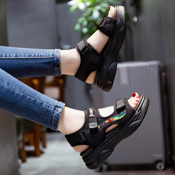 Ženske sandale s tekstilnim remenima i kopčanjem na čičak