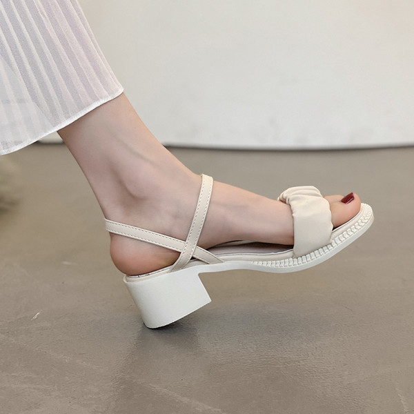 Ženske sandale s petom debljine 5 cm i kopčom