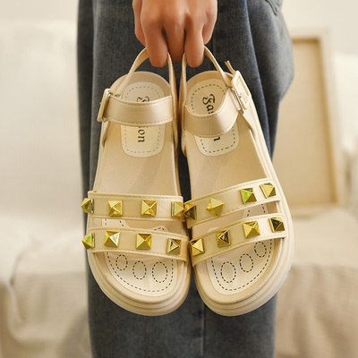 Ženske sandale sa metalnim zakovicama i metalnom kopčom - đon 5 cm