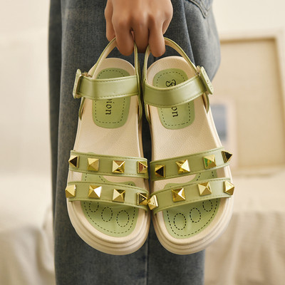 Ženske sandale sa metalnim zakovicama i metalnom kopčom - đon 5 cm