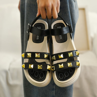 Ženske sandale sa metalnim zakovicama i metalnom kopčom - đon 5 cm