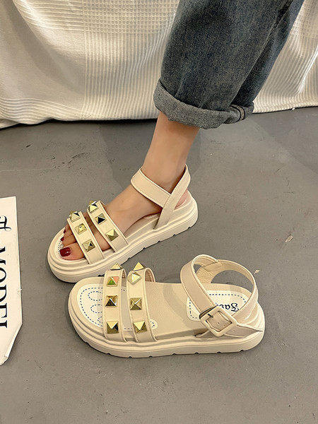 Ženske sandale sa metalnim zakovicama i metalnom kopčom - đon 5 cm