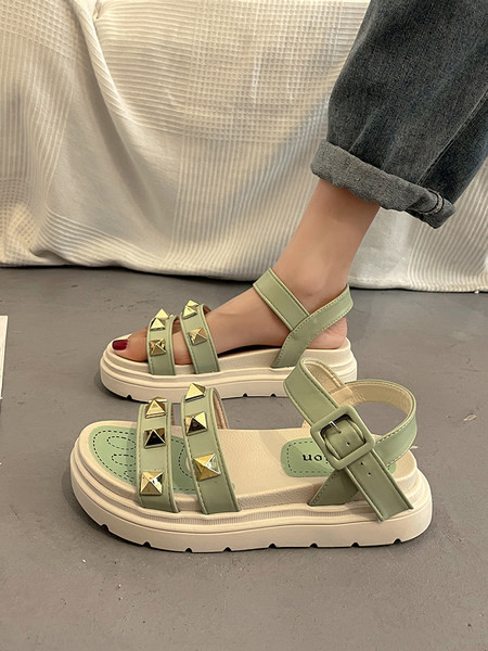 Ženske sandale sa metalnim zakovicama i metalnom kopčom - đon 5 cm