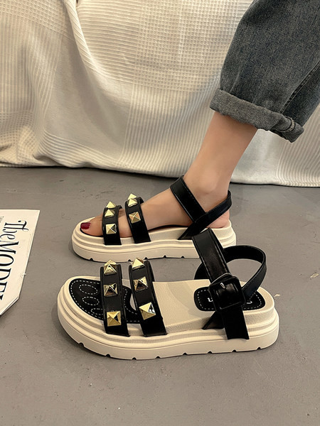 Ženske sandale sa metalnim zakovicama i metalnom kopčom - đon 5 cm