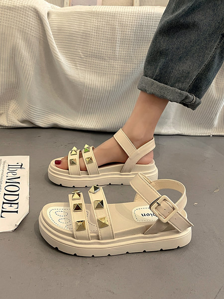 Ženske sandale sa metalnim zakovicama i metalnom kopčom - đon 5 cm