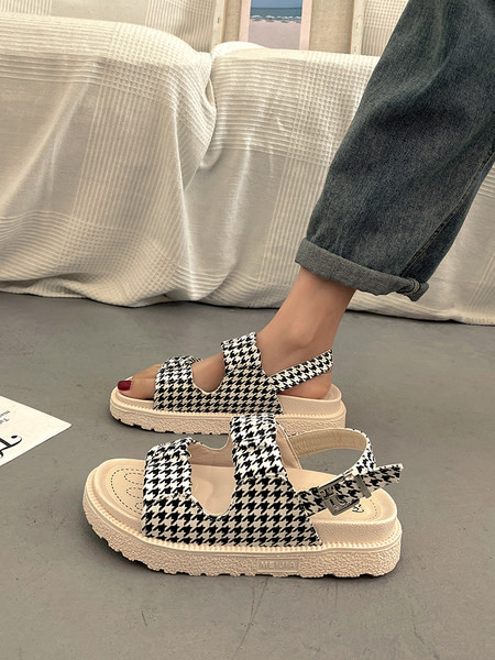 Γυναικεία καρό πέδιλα με αγκράφα