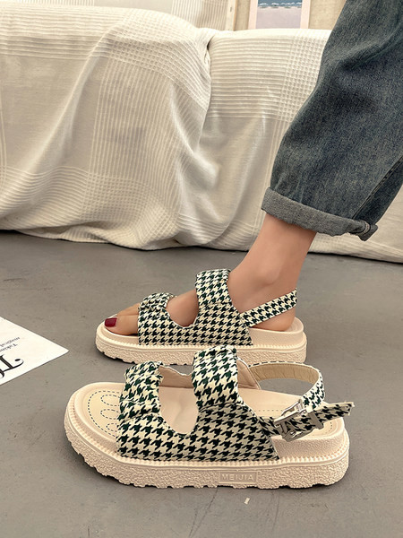 Γυναικεία καρό πέδιλα με αγκράφα