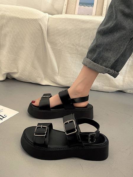 Ženske ležerne sandale s platformom i kopčama