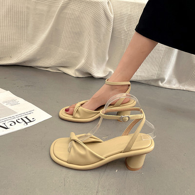 Γυναικεία έκο δερμάτινα σανδάλια με τακούνι