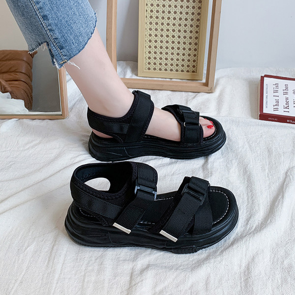 Ležerne sandale s tekstilnim remenima i čičkom