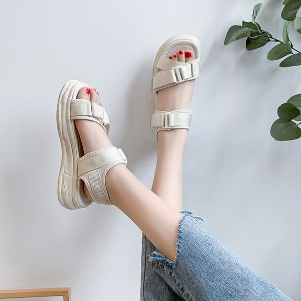 Ležerne sandale s tekstilnim remenima i čičkom