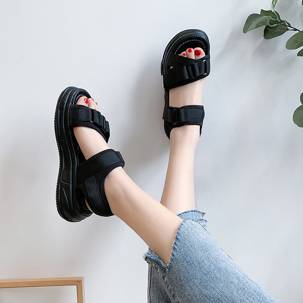 Ležerne sandale s tekstilnim remenima i čičkom