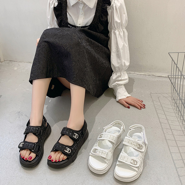 Ženske tekstilne sandale s čičak kopčanjem i ukrasnim kamenčićima