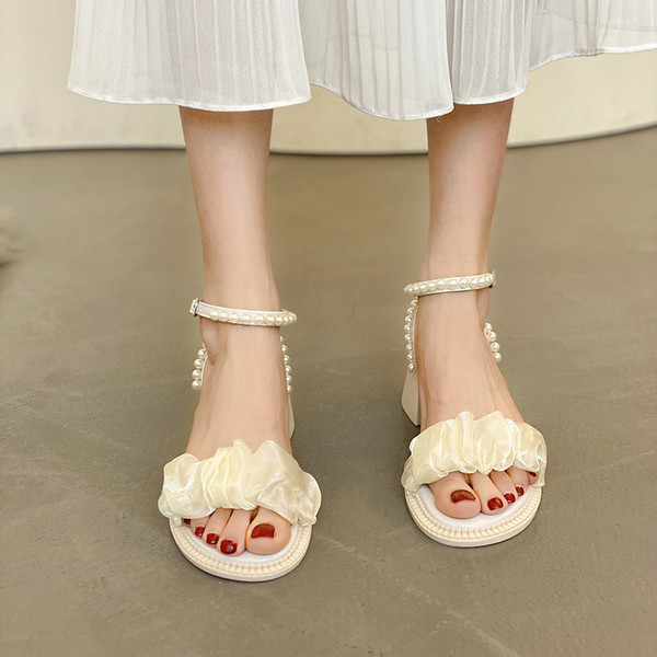 Ženske sandale na nisku debelu petu i perle