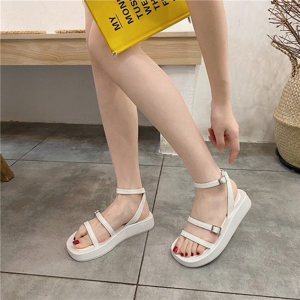 Sandale casual dama din imitatie de piele cu catarama metalica si platforma inalta de 3 cm