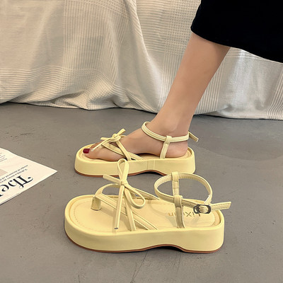 Moodsad naiste sandaalid paela ja pandlaga