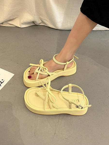 Moodsad naiste sandaalid paela ja pandlaga